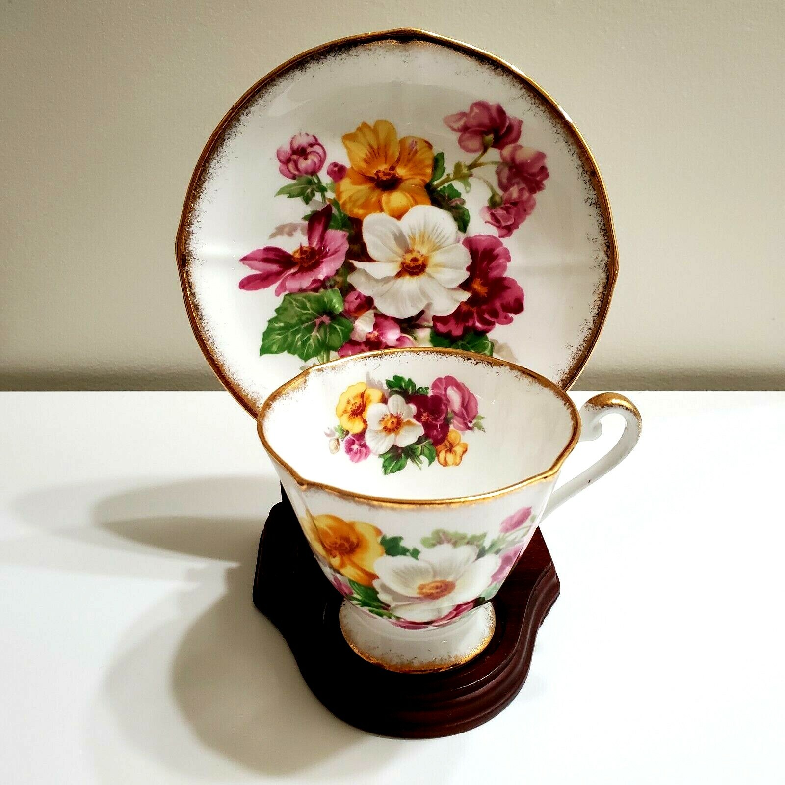 ROSLYN TEACUP AND SAUCER SUMMER BEAUTY FINE BONE CHINA ENGLAND #8612 ROSLYN TEACUP AND SAUCER SUMMER BEAUTY FINE BONE CHINA ENGLAND #8612