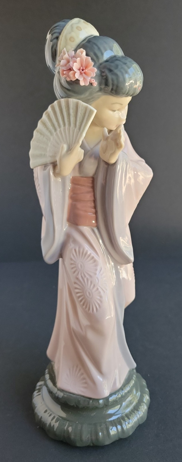 Lladro #4990 Timid Japanese Chrysanthemum Geisha Girl w/ Fan Porcelain Figurine