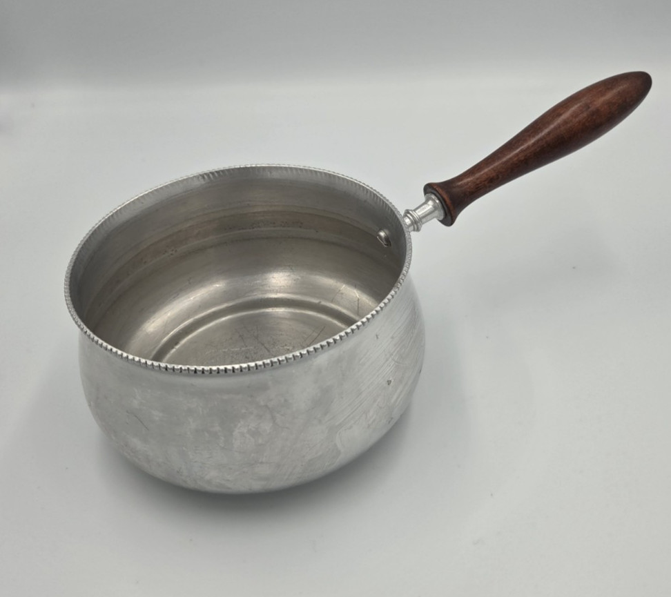 VINTAGE BW ALUMINIUM SAUCEPAN WITH WOOD HANDLE AND BEADED RIM. VINTAGE BW ALUMINIUM SAUCEPAN WITH WOOD HANDLE AND BEADED RIM.