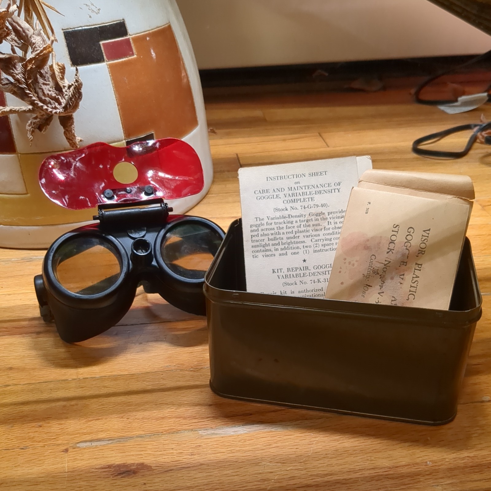 WWII U.S. Military Variable-Density Goggles (74-G-79-40) w/Tin Box + Red Lenses WWII U.S. Military Variable-Density Goggles (74-G-79-40) w/Tin Box + Red Lenses