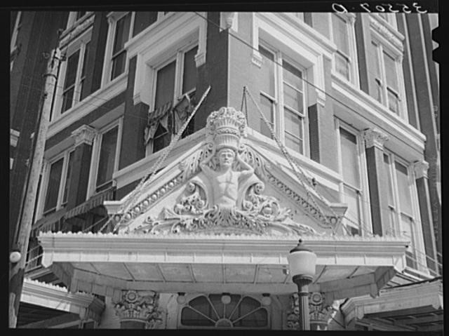 Photo:Denison Texas 1940 Cafe Entrance Figure Above Door Ornamentation