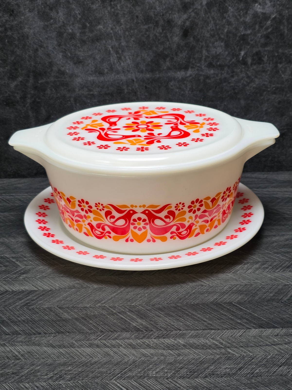 Pyrex Penn Dutch RARE 3 Piece Friendship 2.5 quart Casserole with Lid & Plate