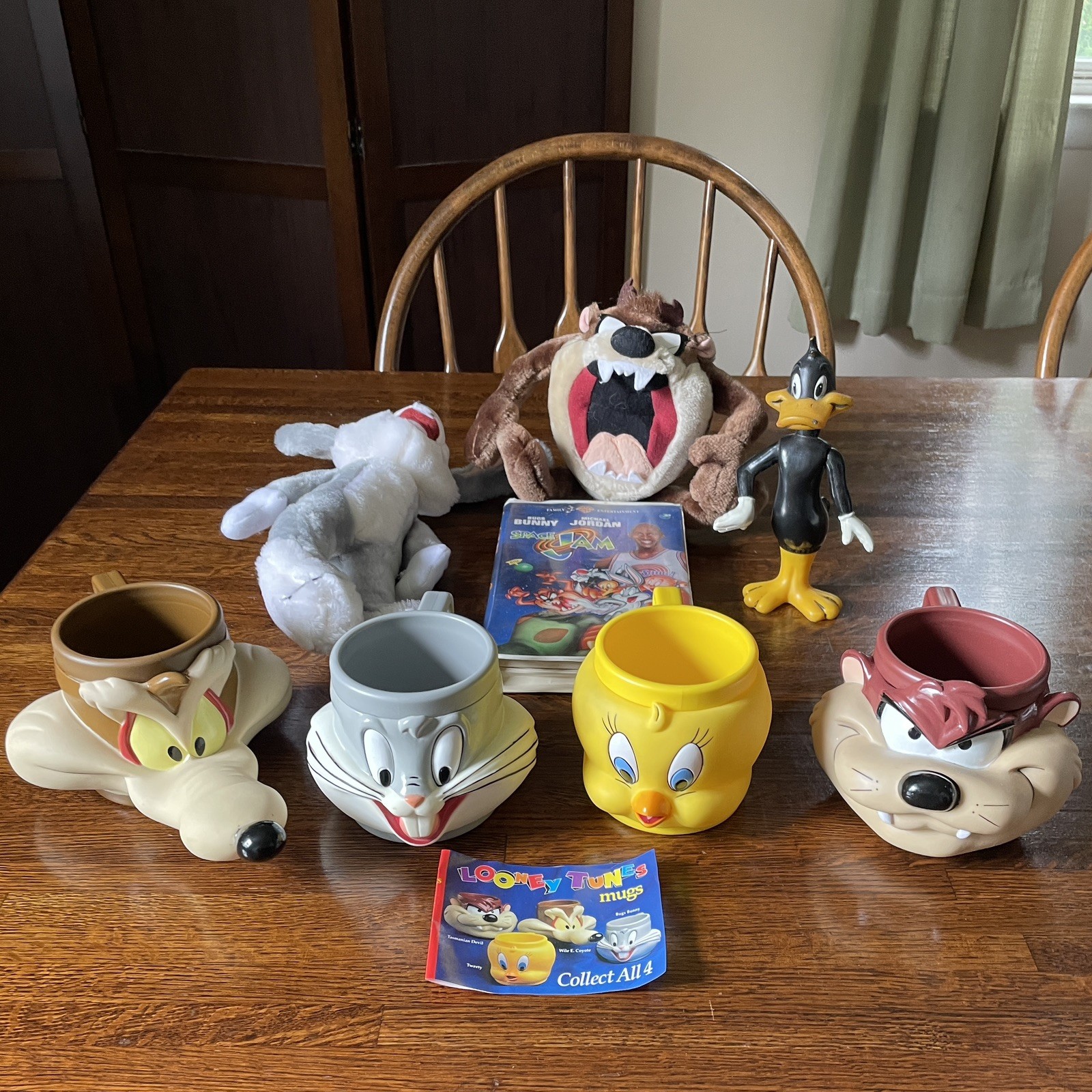 Vintage WB Looney Tunes Lot Mugs 90s KFC Set of 4 Taz Bugs Plush Daffy Fig VHS 