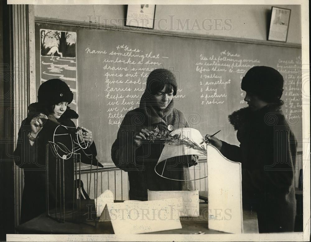 1926 Press Photo Member of the Blake Fresh Air school work on their Lamp project