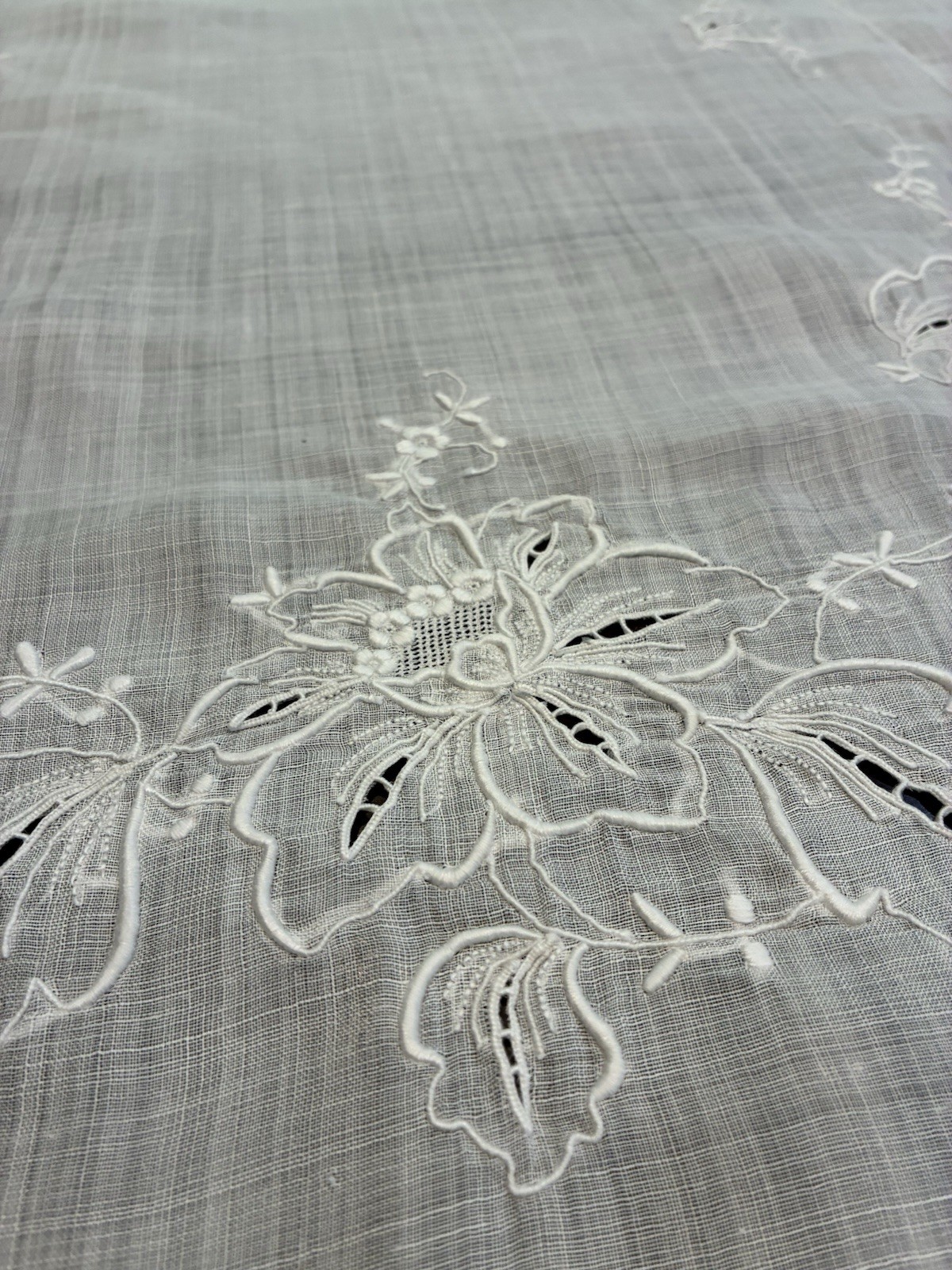 Antique Estate Linen Tablecloth 48x66 Pristine Richelieu Cutwork Filet Lace