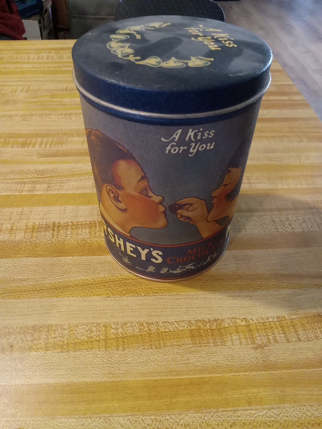 Vintage 1980 Hershey\'s Kisses Milk Chocolate Tin Can \ Vintage 1980 Hershey\'s Kisses Milk Chocolate Tin Can \