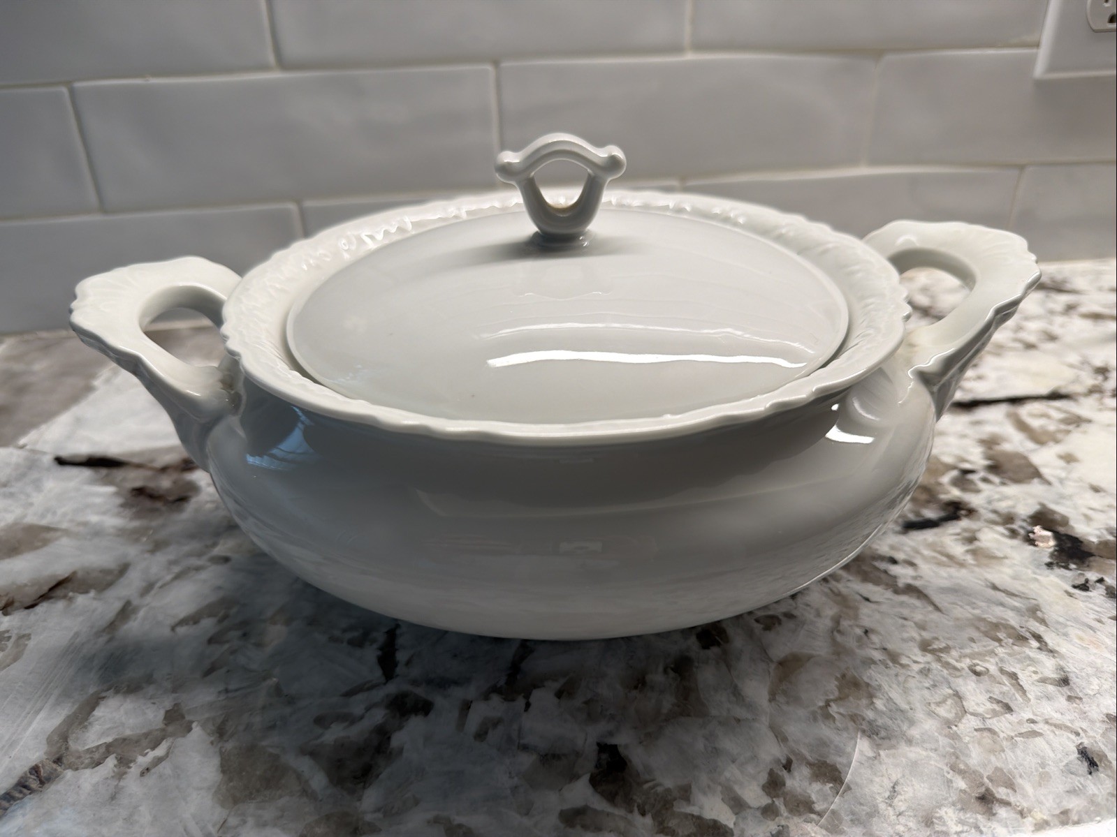 Hertel, Jacob & Co tureen, 1920-1940. Pristine condition. Hertel, Jacob & Co tureen, 1920-1940. Pristine condition.