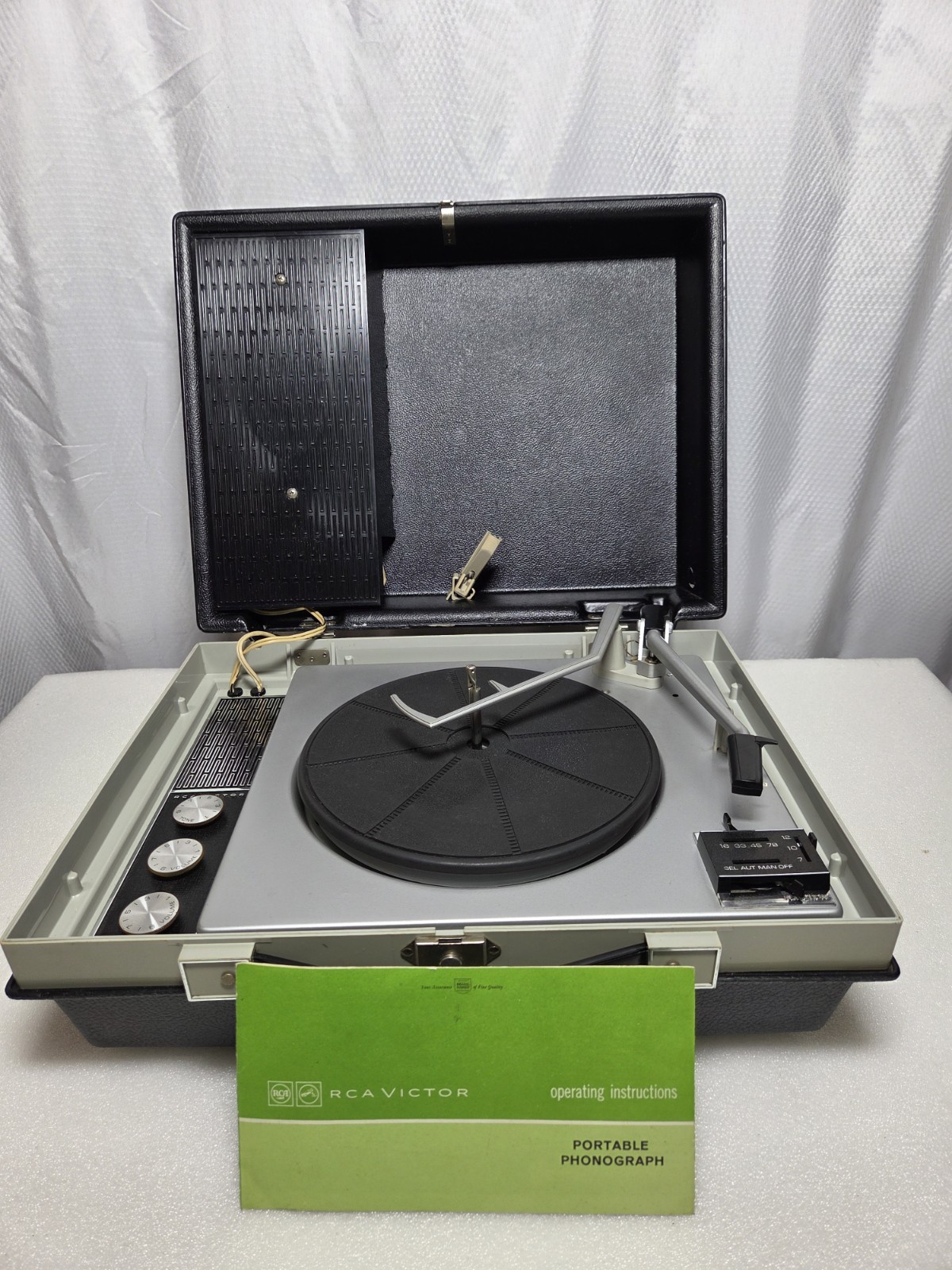RCA Victor Portable Phonograph VJP31E 4spd. 16 33 45 & 78 rpm 3 sz. 7 10 12 inch