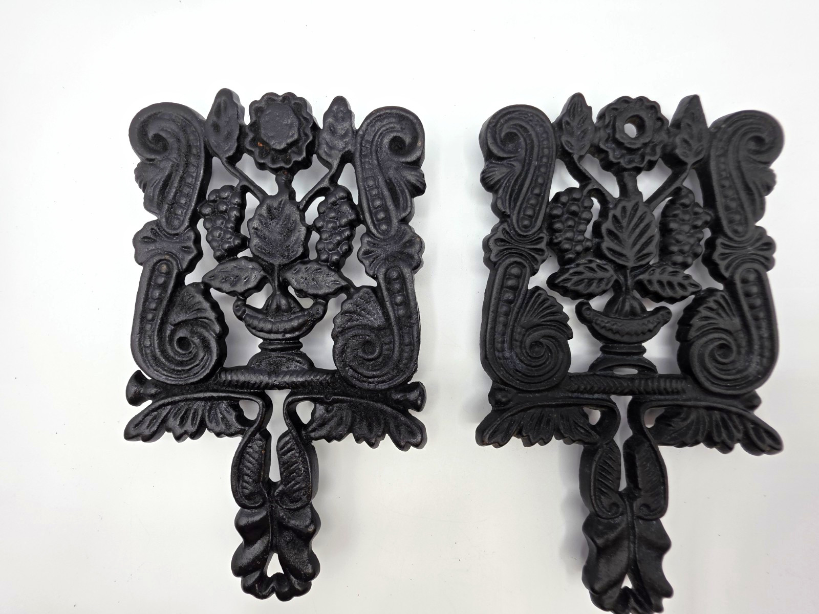 Vtg Wilton John Wright Cast Iron Trivet Set Lot 2pc Grapes Leaves Vine T-4 Black