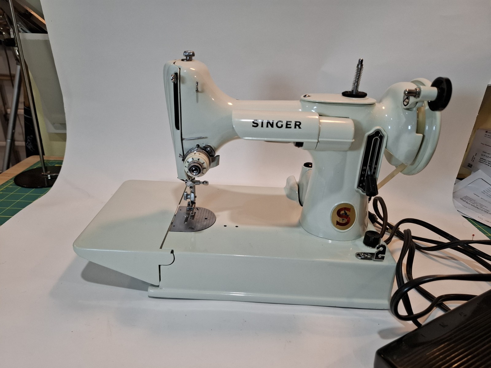 Singer Featherweight 221 Celery Green with Case Singer Featherweight 221 Celery Green with Case