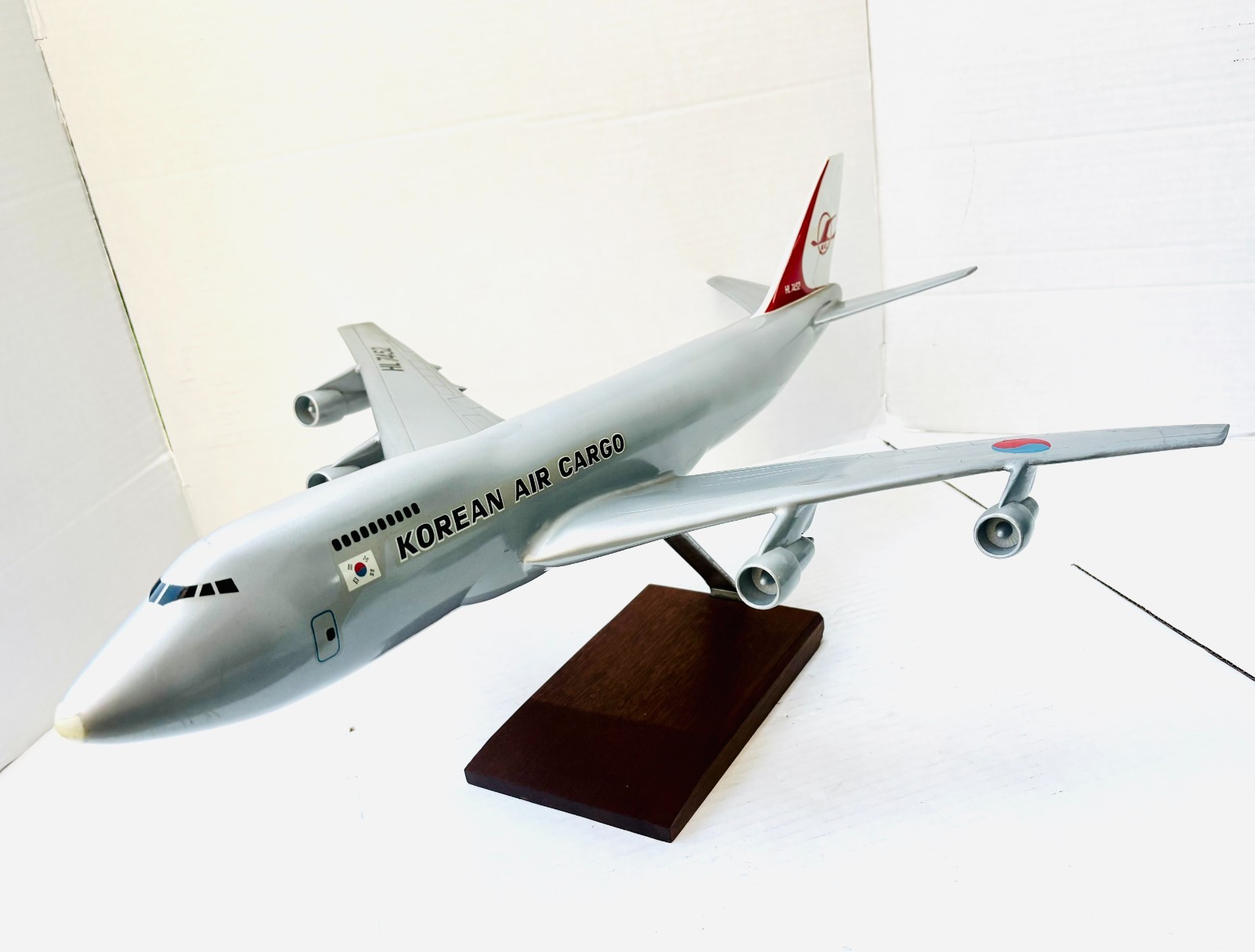Very Rare 1:100 Korean Air Cargo Plane Model Boeing 747-200F registration HL7452