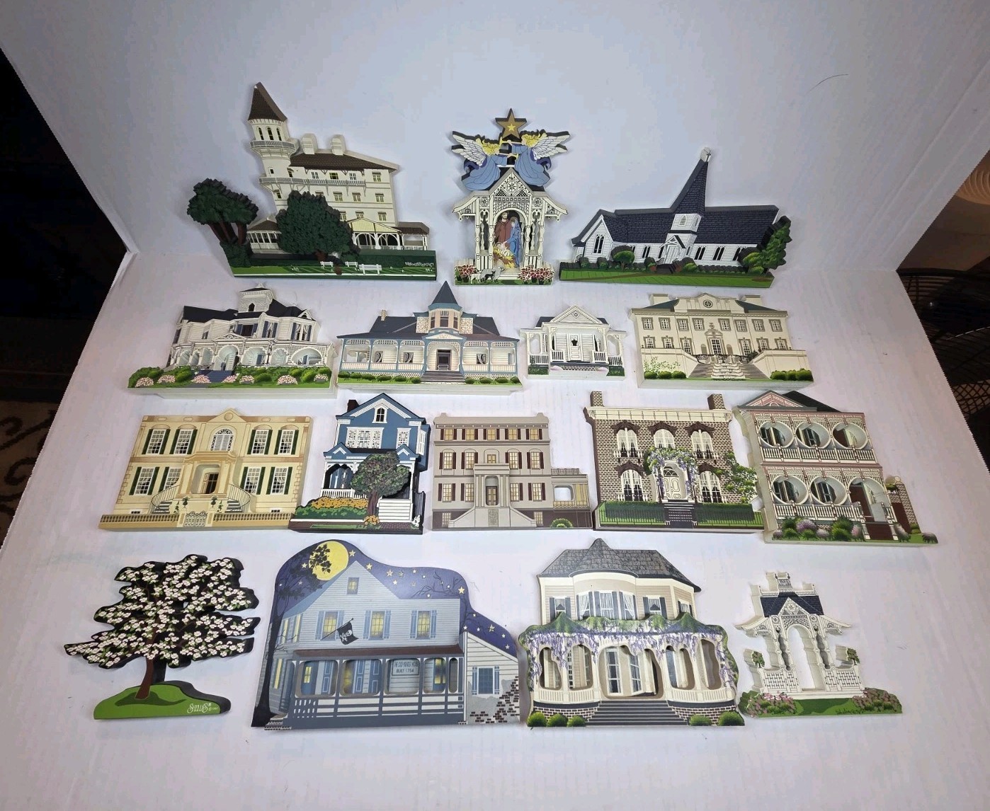 16 Shelia’s Collectable Shelf Sitters Houses 