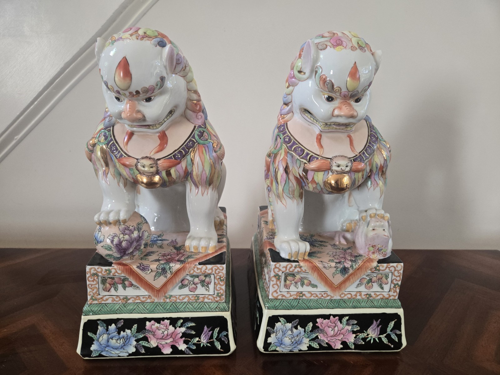 Pair of Tobacco Leaf Famille Rose Porcelain Foo Dog Shishi Guardian Lion Statues