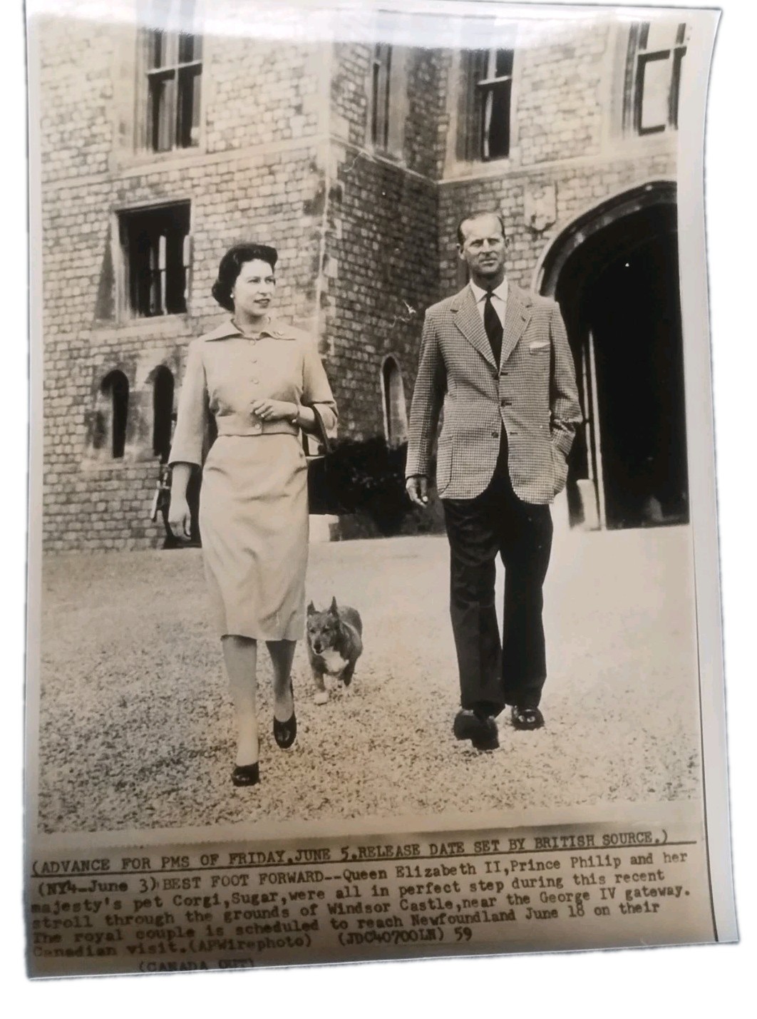 Vintage 1959 AP Wirephoto Queen Elizabeth II Prince Philip & Corgi Sugar Windsor