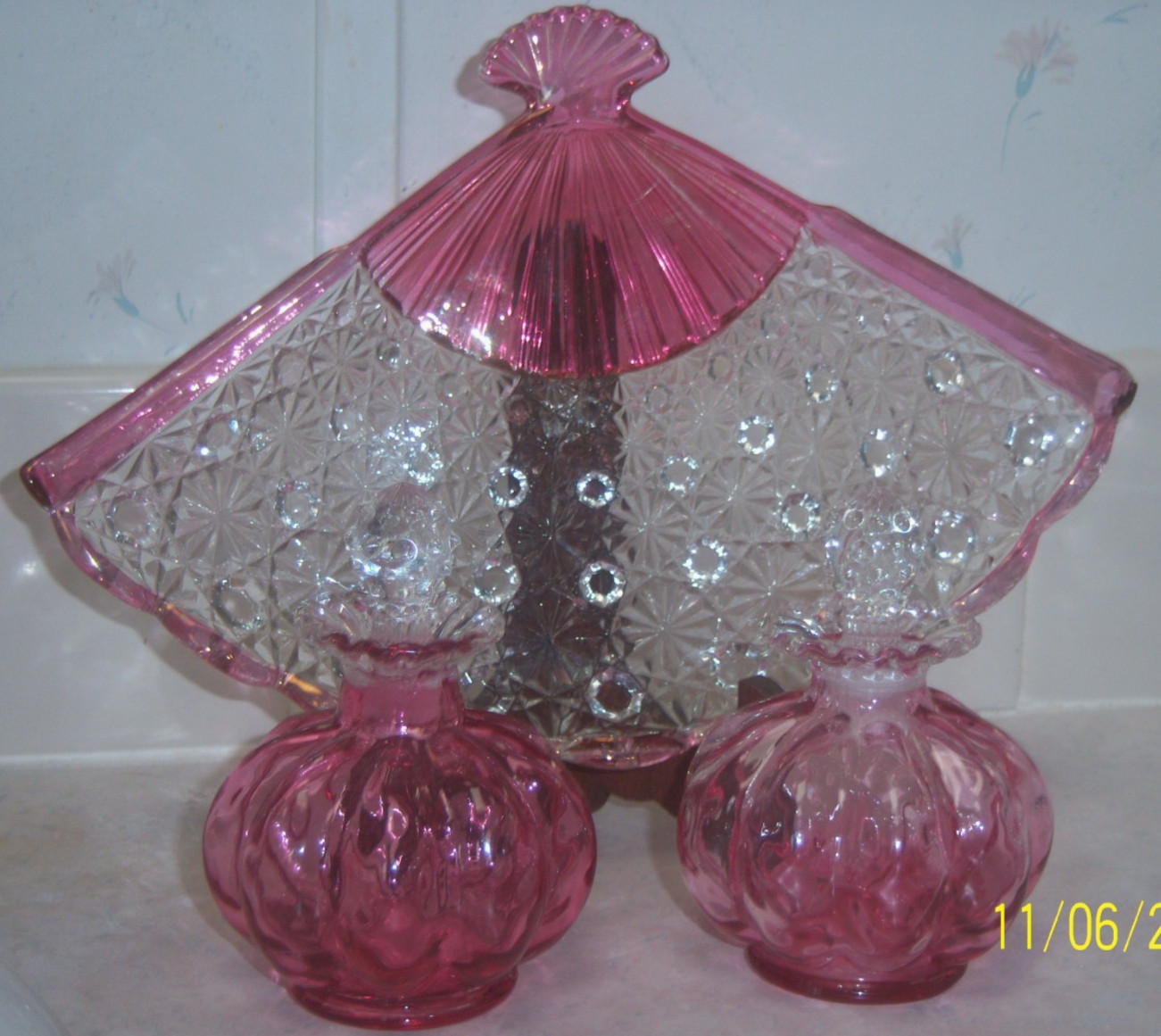 FENTON GLASS RARE PINK LOVERS 5 PIECE VANITY SET c. 1940's CHRISTMAS GIFT IDEA FENTON GLASS RARE PINK LOVERS 5 PIECE VANITY SET c. 1940's CHRISTMAS GIFT IDEA