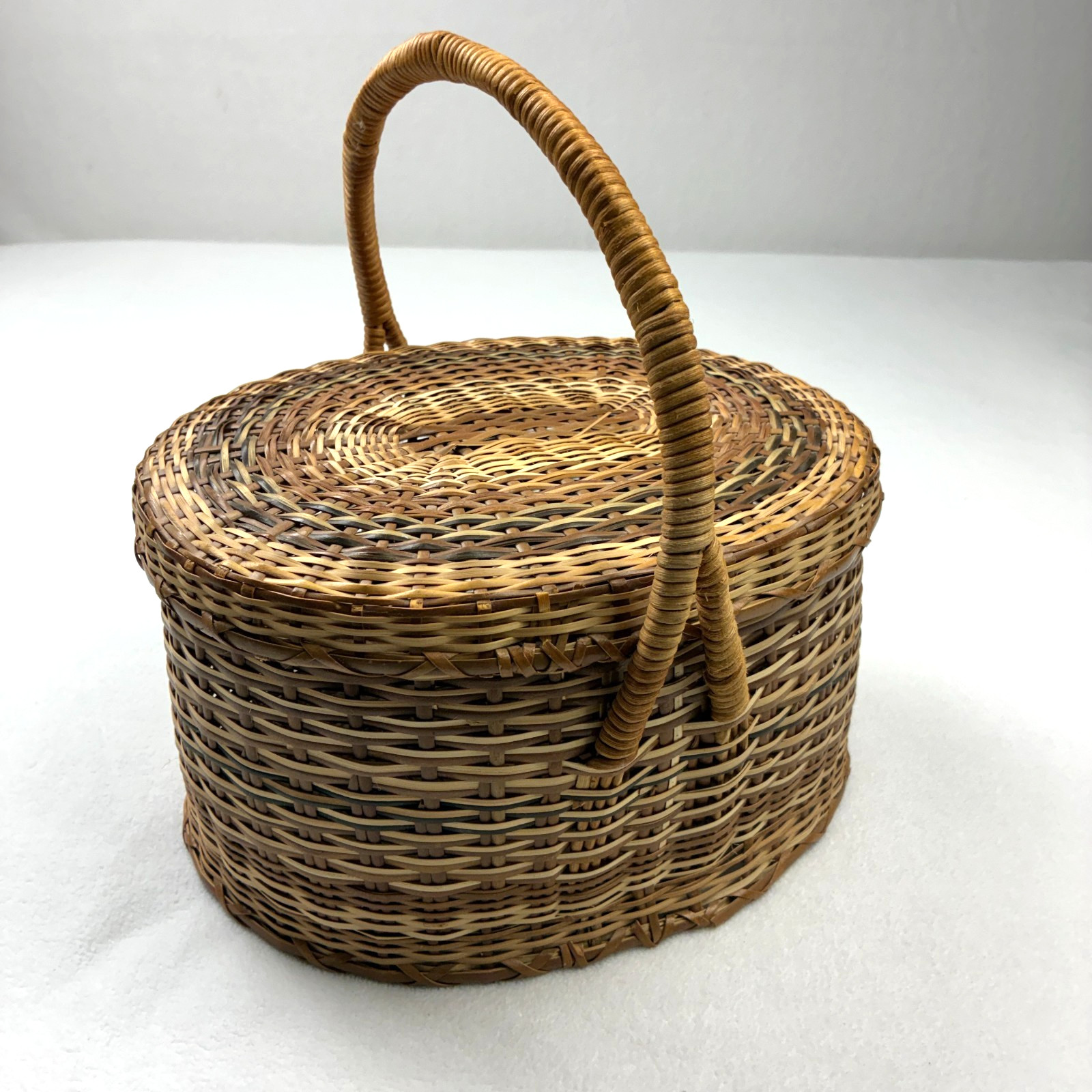 VTG Woven Wicker Oval Basket w Handle & Lid 11 x9 x7 Sewing Picnic 60s 70s