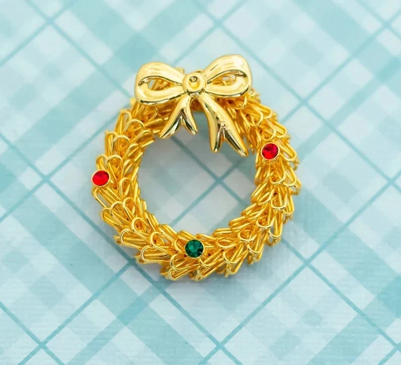 Estate 10K Yellow Gold Over Christmas Wreath Brooch Pin with Emerald & Ruby Gem
