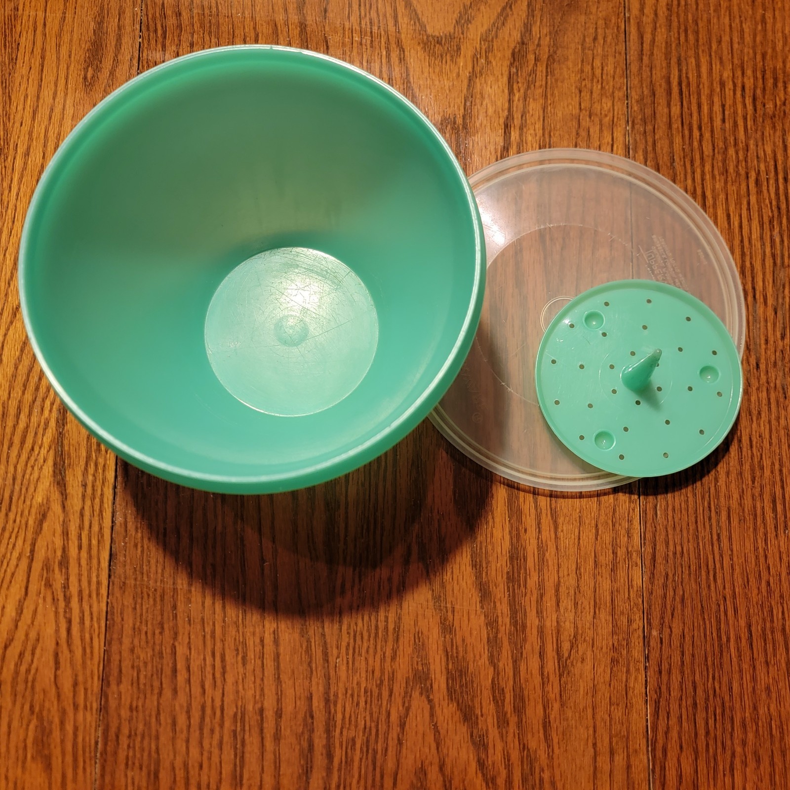 Vintage Tupperware Crisp-It Lettuce Keeper #679 with Spike #681 