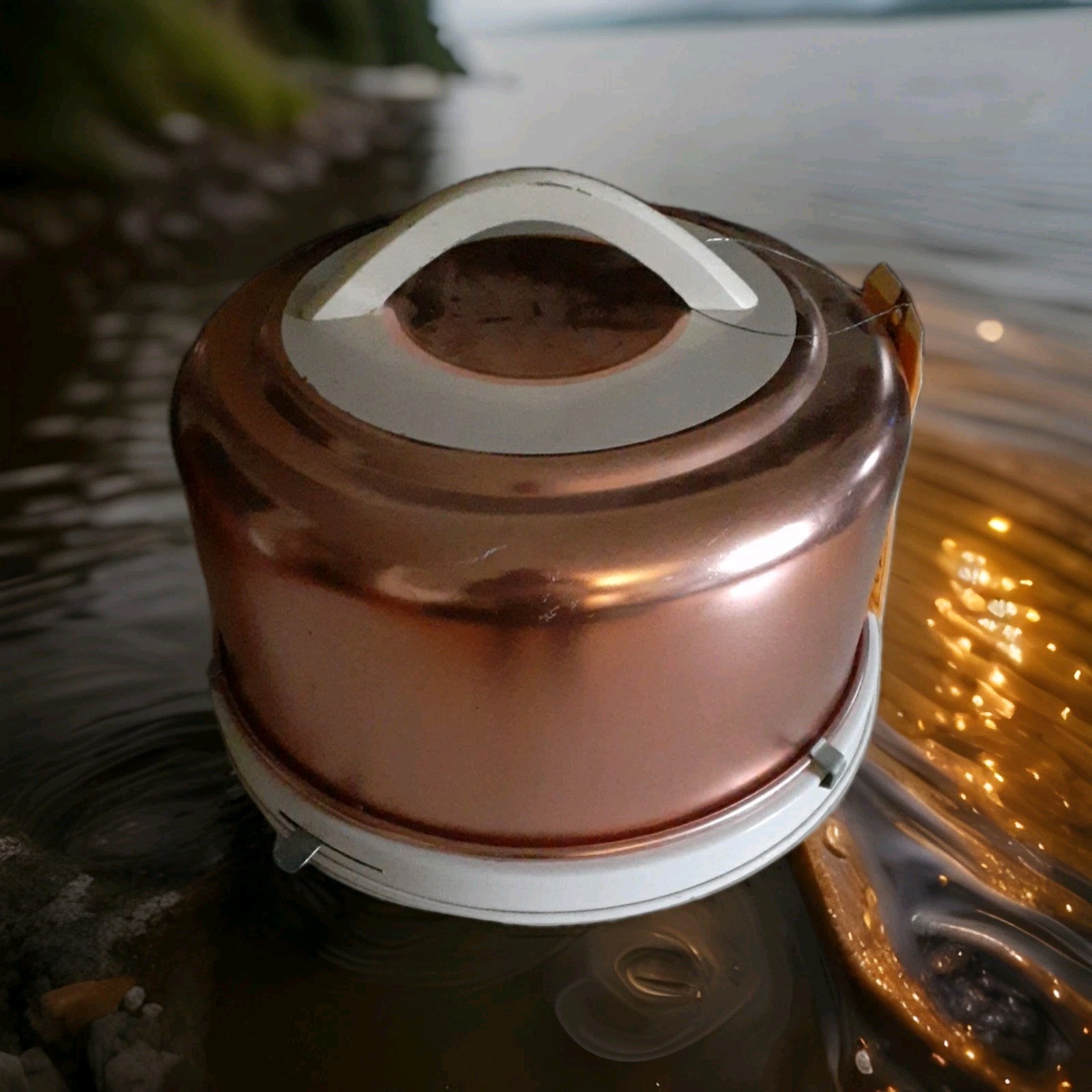 Vintage Mirro Copper Tone Aluminum Cake Carrier Locking Lid w/ Wood Handle Vintage Mirro Copper Tone Aluminum Cake Carrier Locking Lid w/ Wood Handle