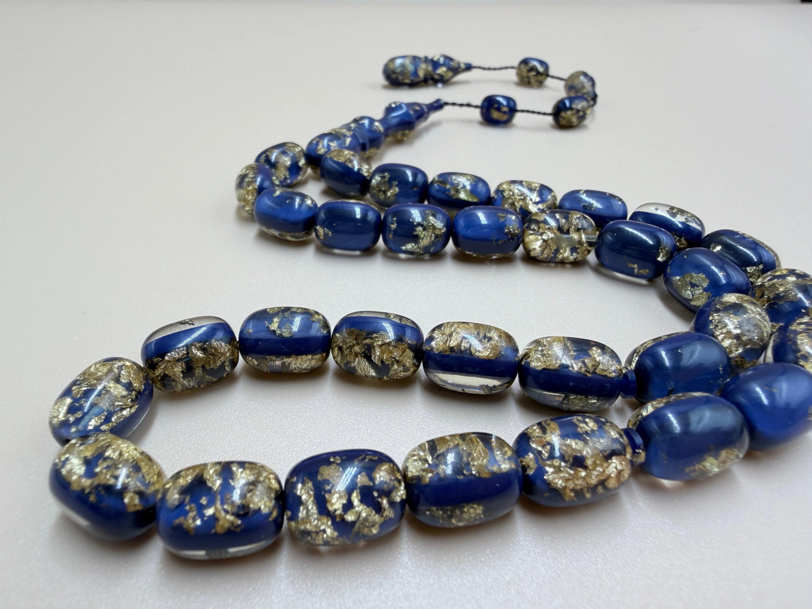 مسباح فاتوران مزخرف بورق ذهب عيار ٢٤AFaturan rosary adorned with 24K gold leaf