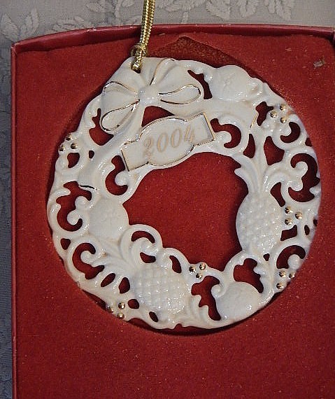Lenox Christmas Wreath Porcelain 2004 Ornament - Boxed Lenox Christmas Wreath Porcelain 2004 Ornament - Boxed