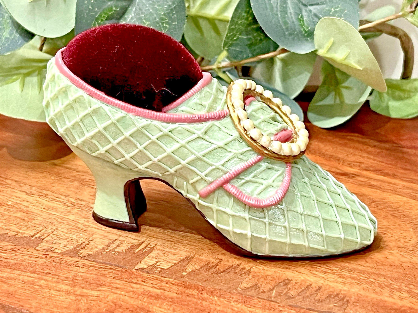 VTG Russ Sewing Pin Cushion GREEN SHOE DESIGN Resin Berrie Item# 100079