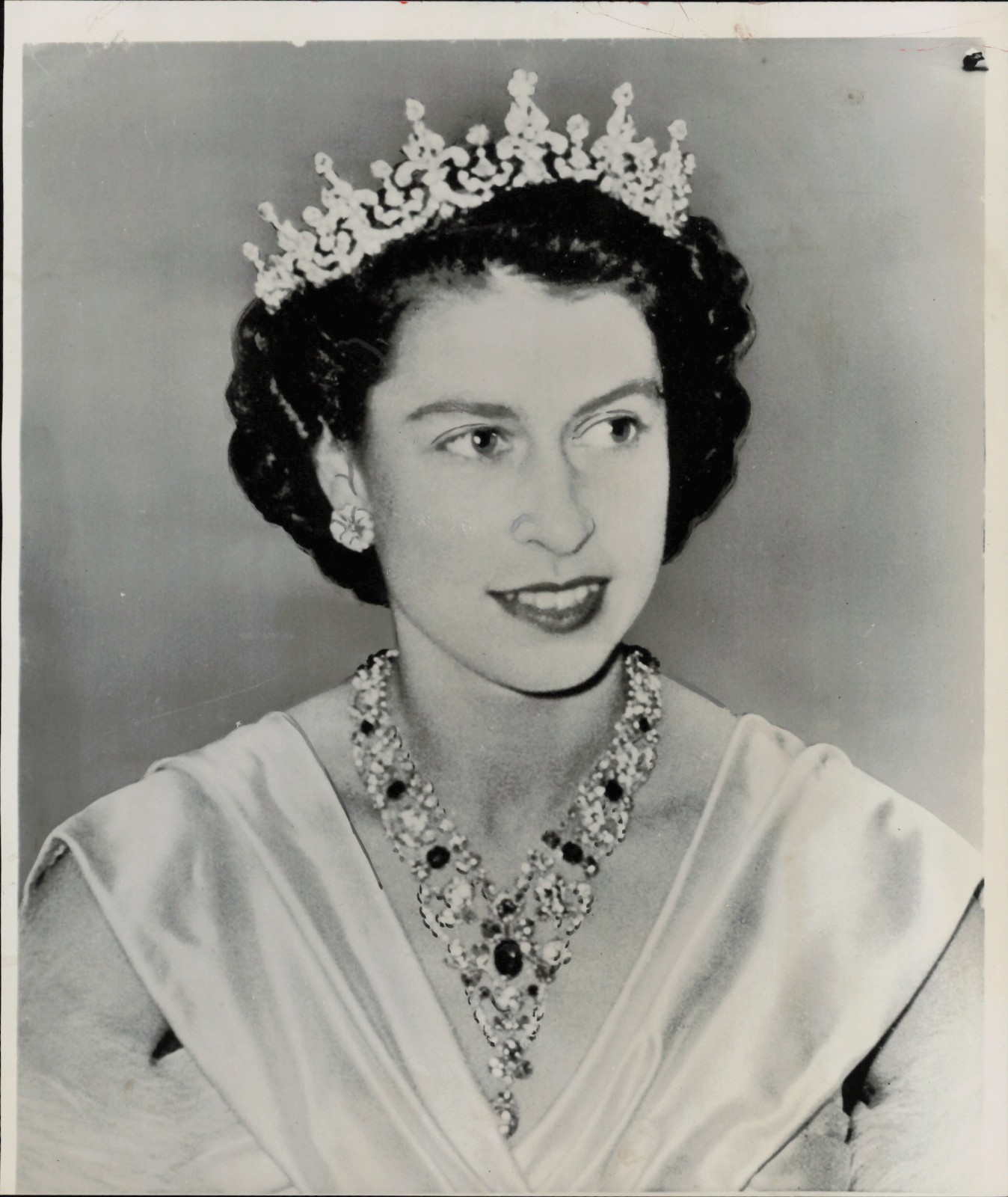 1951  Press Photo Princess Elizabeth of England Wears Jeweled Tiara , Necklace