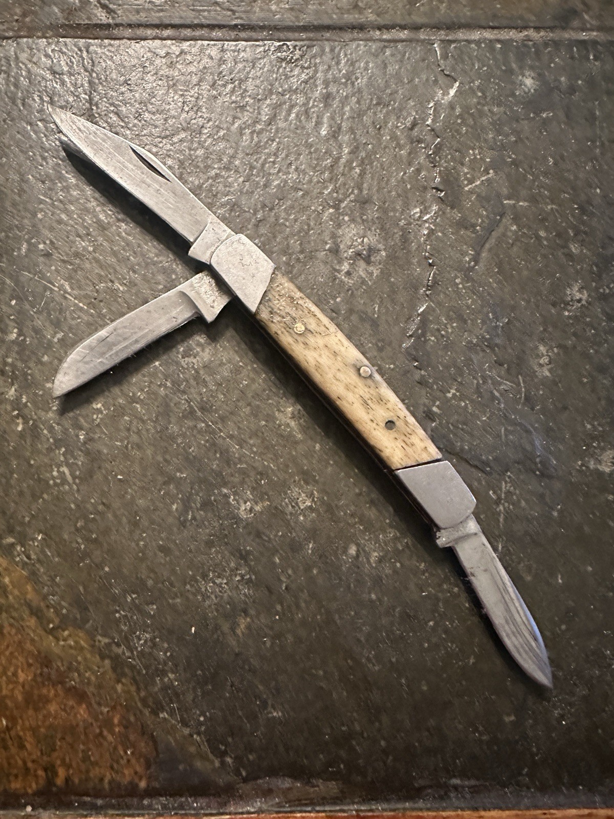 Vintage Unmarked 3-Blade Stockman Pocket Knife 4” Closed Light Handle