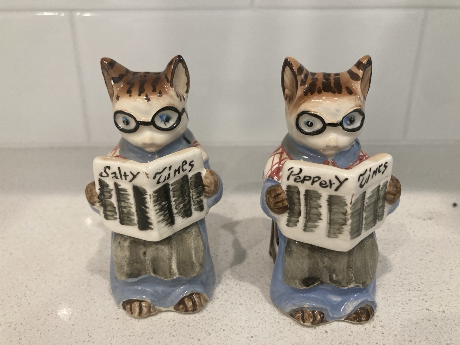 Japan Ceramic Cat Salt & Pepper Shakers Set Reading Newspaper Vintage Kitsch