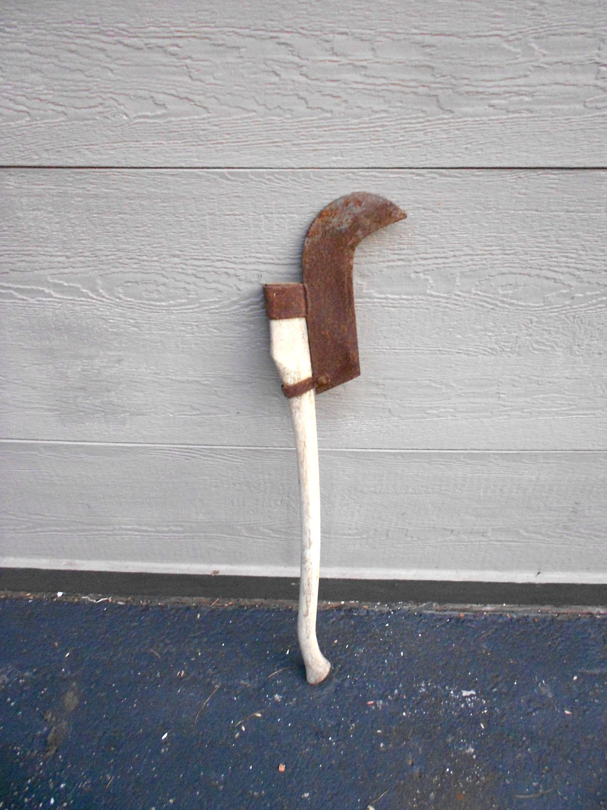 VINTAGE BLOODS PICKAXE -PICK AXE  HEAVY CAST METAL WOOD HANDLE - 41x8x1 in -SH 2