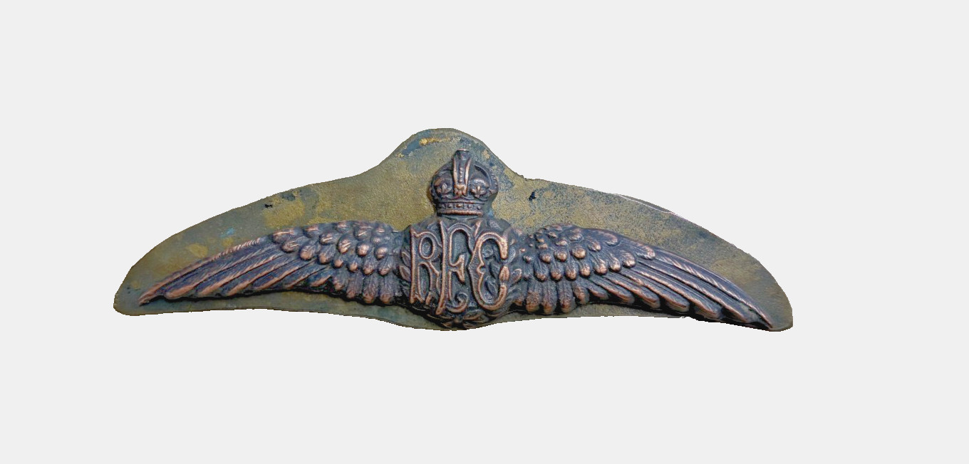 WW1 RFC BRONZE PILOTS WING MADE BY GAUNT, LONDON + BRASS BACKING PLATE. FINE.
