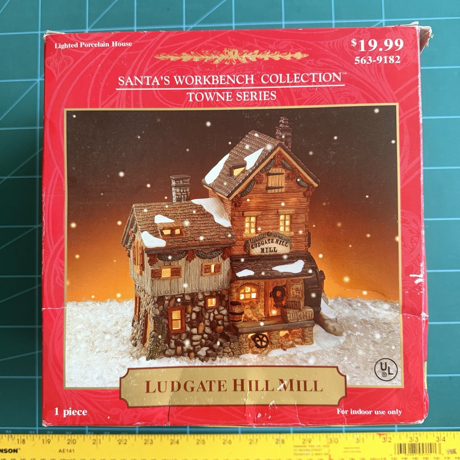 Santa\'s Workbench Towne Series Village Lighted 2001 \ Santa\'s Workbench Towne Series Village Lighted 2001 \