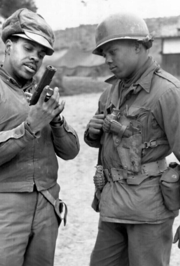 USA  Photo  ---Soldiers With   Colt M1911 Pistol