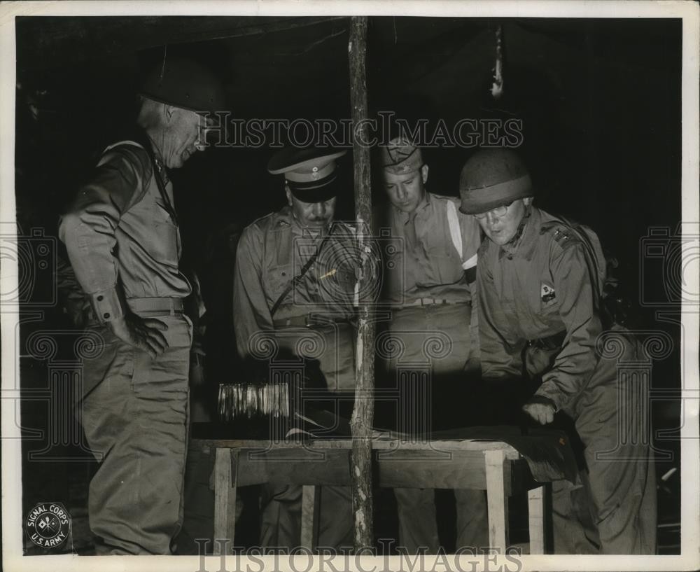 1943 Press Photo American Army commanders study the map for maneuvers 1943 Press Photo American Army commanders study the map for maneuvers