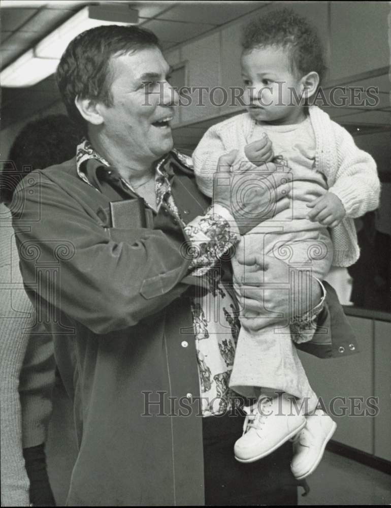 1976 Press Photo Peter Marshall holds Leslie Uggams\' son Jason Pratt - lra69026