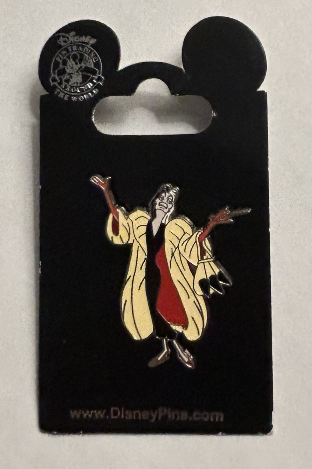 Disney - Cruella De Vil - 101 Dalmatians - Arms Up Pin