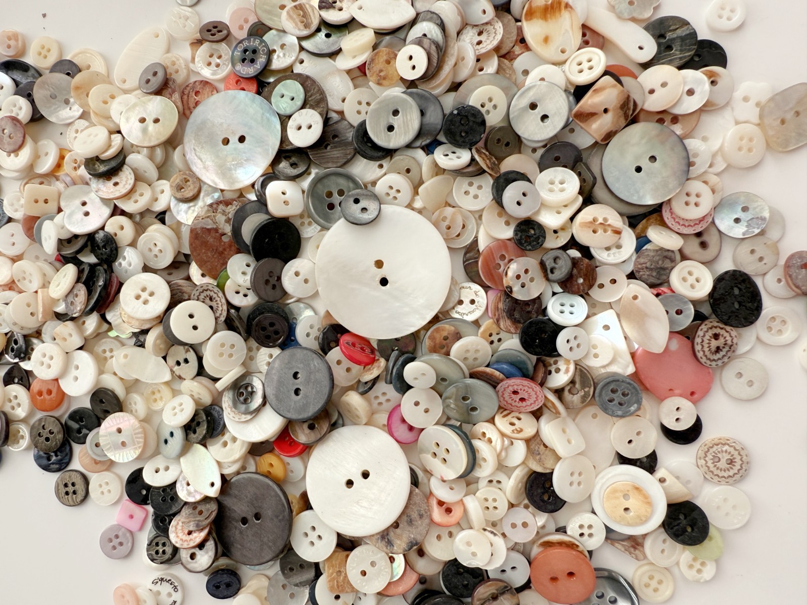 Mother of Pearl Shell Buttons: 10-35mm (1/2 lb appx 300+ buttons) Mother of Pearl Shell Buttons: 10-35mm (1/2 lb appx 300+ buttons)