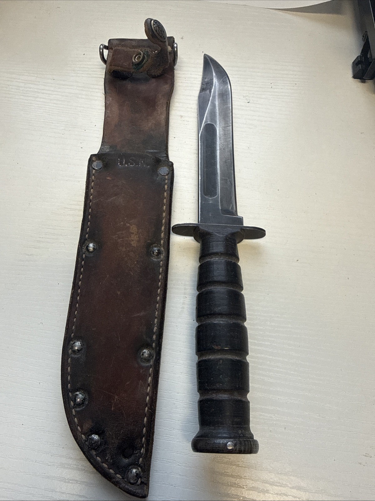 ORIGINAL 1940S WWII U.S. MARK 2 CAMILLUS FIGHTING KNIFE, N.Y. W/ LEATHER SHEATH