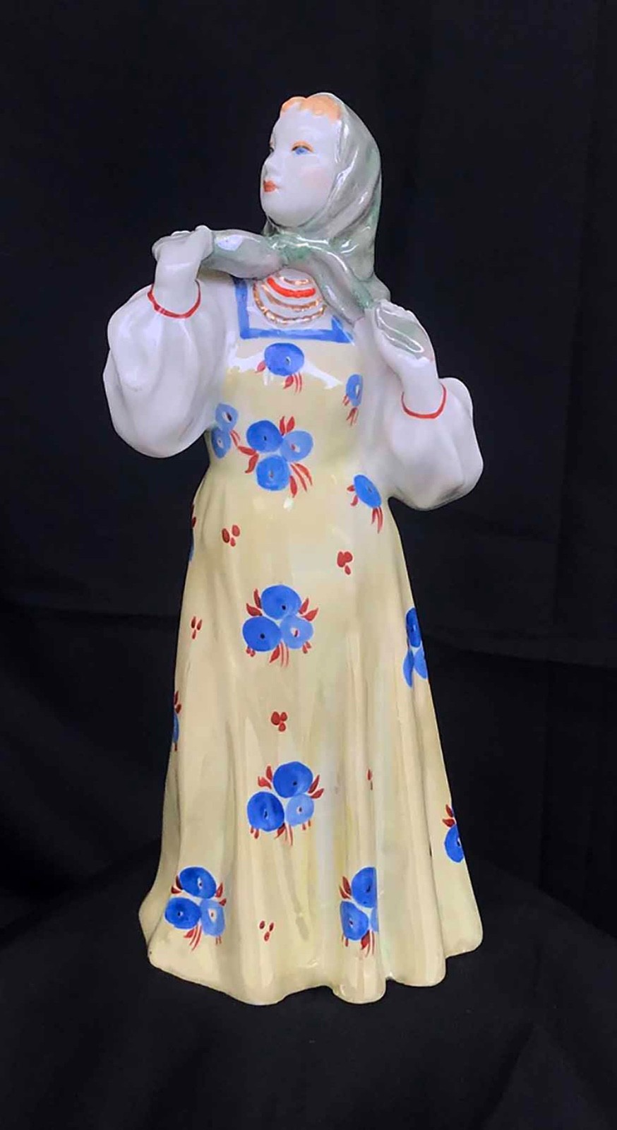 VINTAGE USSR DULEVO PORCELAIN FIGURINE \ VINTAGE USSR DULEVO PORCELAIN FIGURINE \