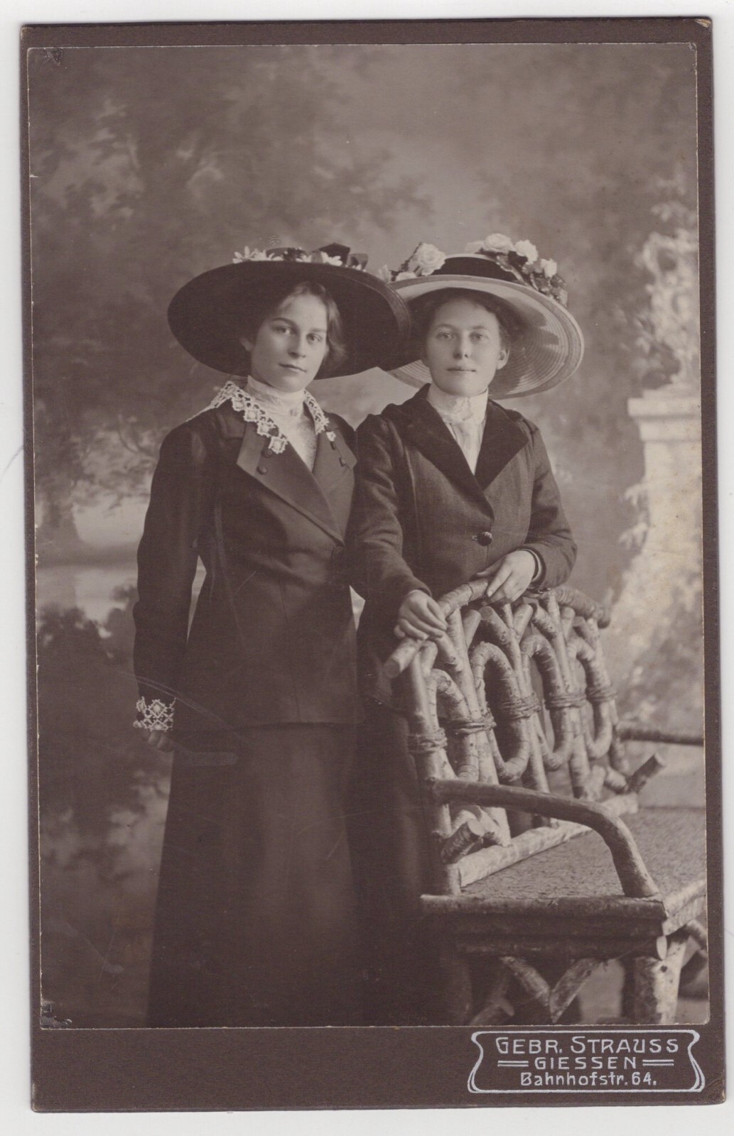 TWO FASHIONABLE LADIES : GIESSEN, GERMANY : CABINET CARD  1912