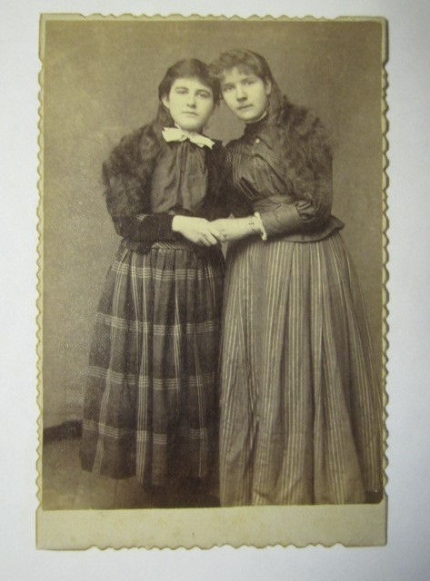 Antique c. 1880\'s TWO WOMEN Affectionate Embrace Pose CABINET CARD Photograph