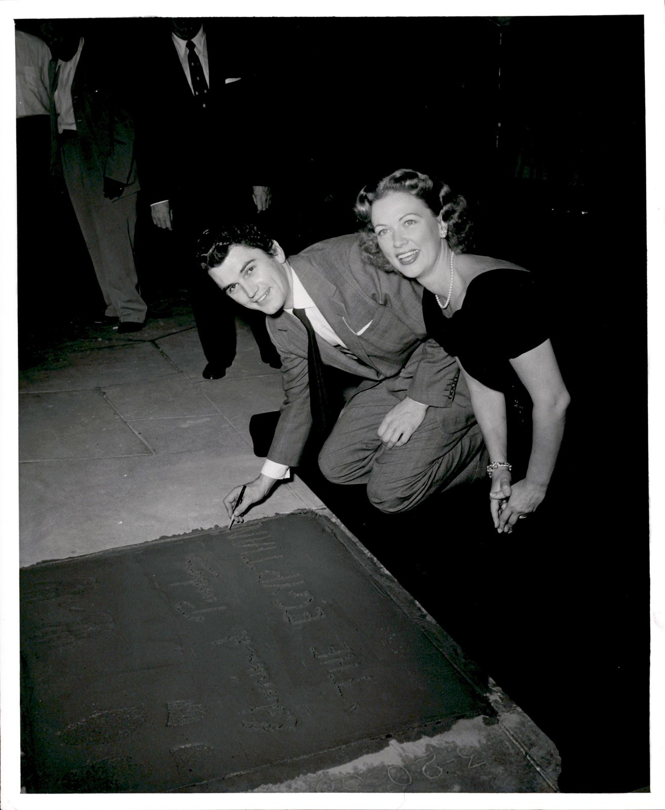 RH6 1954 Original Photo EDMUND PURDOM ELEANOR POWELL GRAUMAN\'S CHINESE THEATRE RH6 1954 Original Photo EDMUND PURDOM ELEANOR POWELL GRAUMAN\'S CHINESE THEATRE