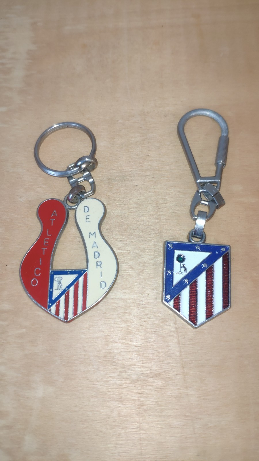  Lot 2 X ATLETICO MADRID AT VINTAGE SHIELD KEYCHAIN Enameled Stadium Calderon