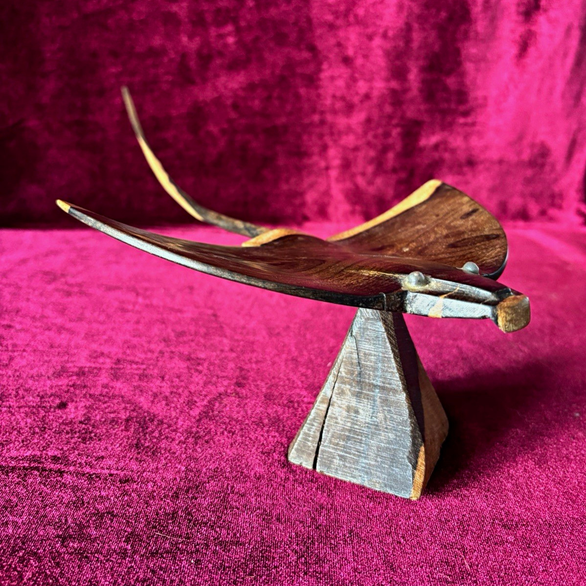 Vintage Hand-Carved Wooden Stingray Sculpture on Pedestal Base Accent/Decor Vintage Hand-Carved Wooden Stingray Sculpture on Pedestal Base Accent/Decor