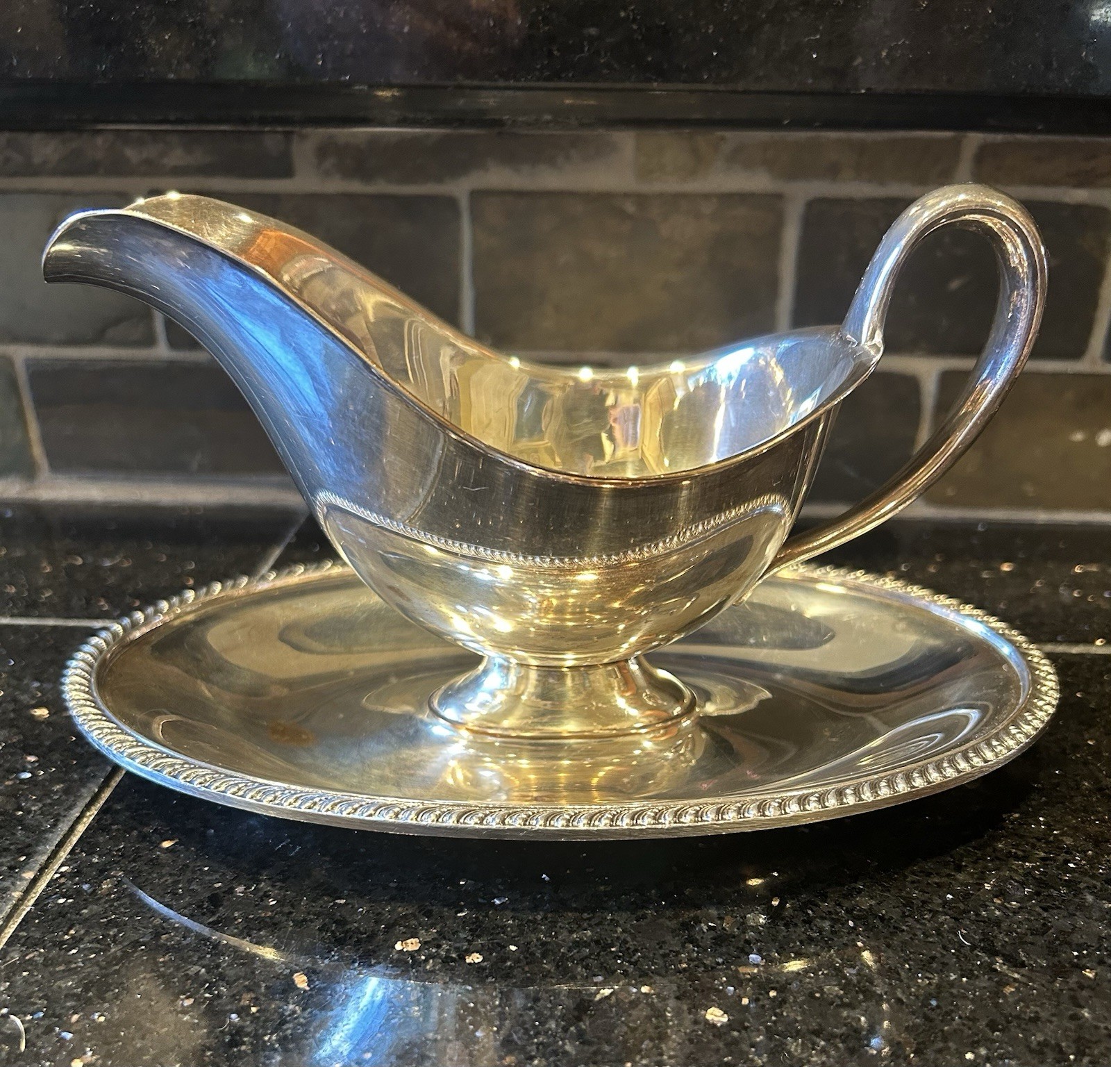 WM ROGERS 3613 Vintage Silverplate Sauce Gravy Boat w/ Attached Underplate