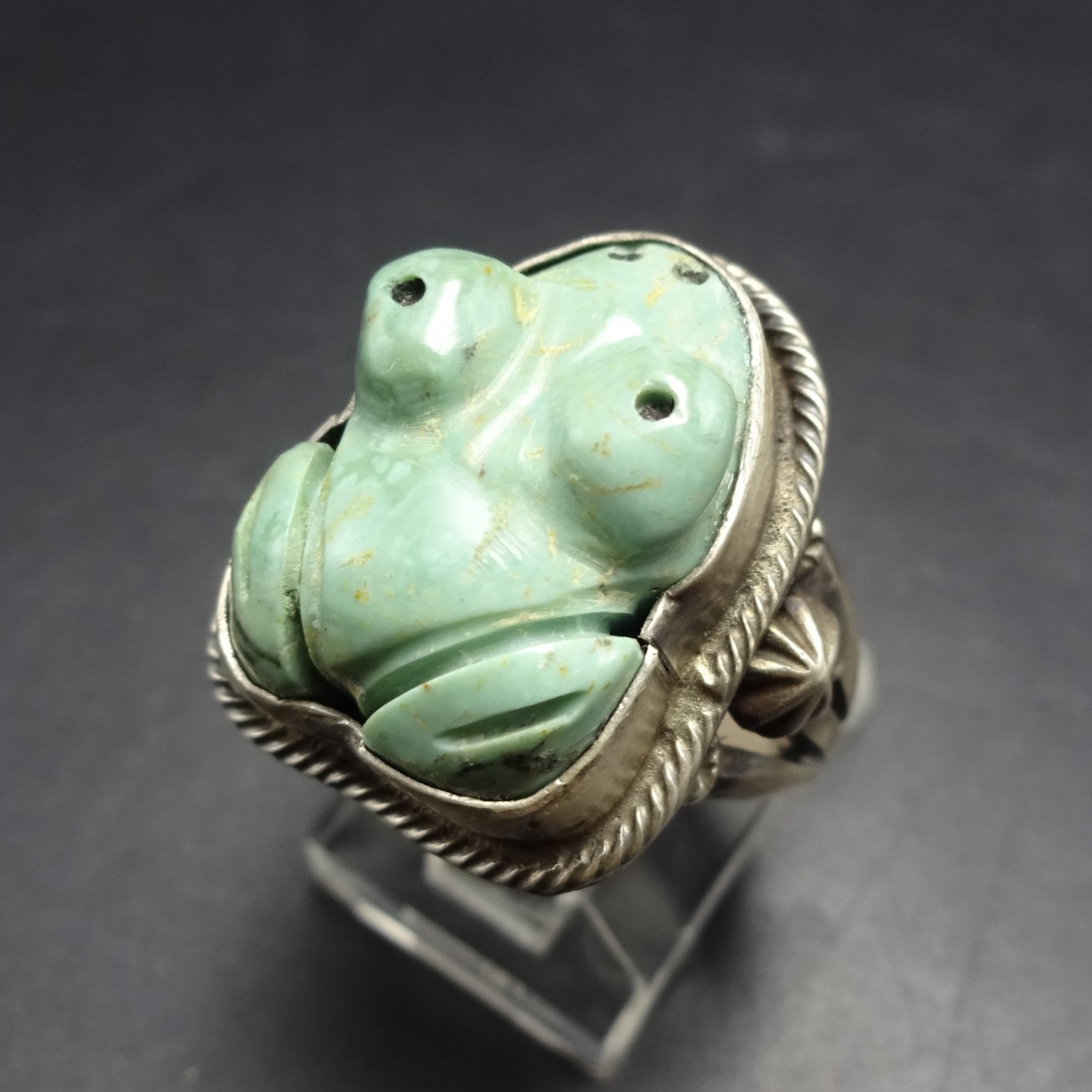 Signed ZUNI Carved Green Turquoise FROG FETISH Sterling Silver RING size 7.75