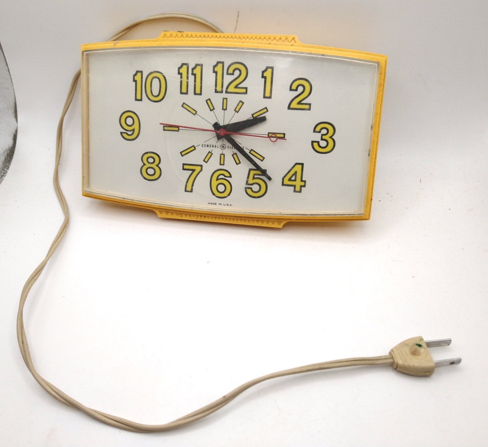 VINTAGE 1960s YELLOW MID-CENTURY GENERAL ELECTRIC GE WALL CLOCK - WORKS  GE