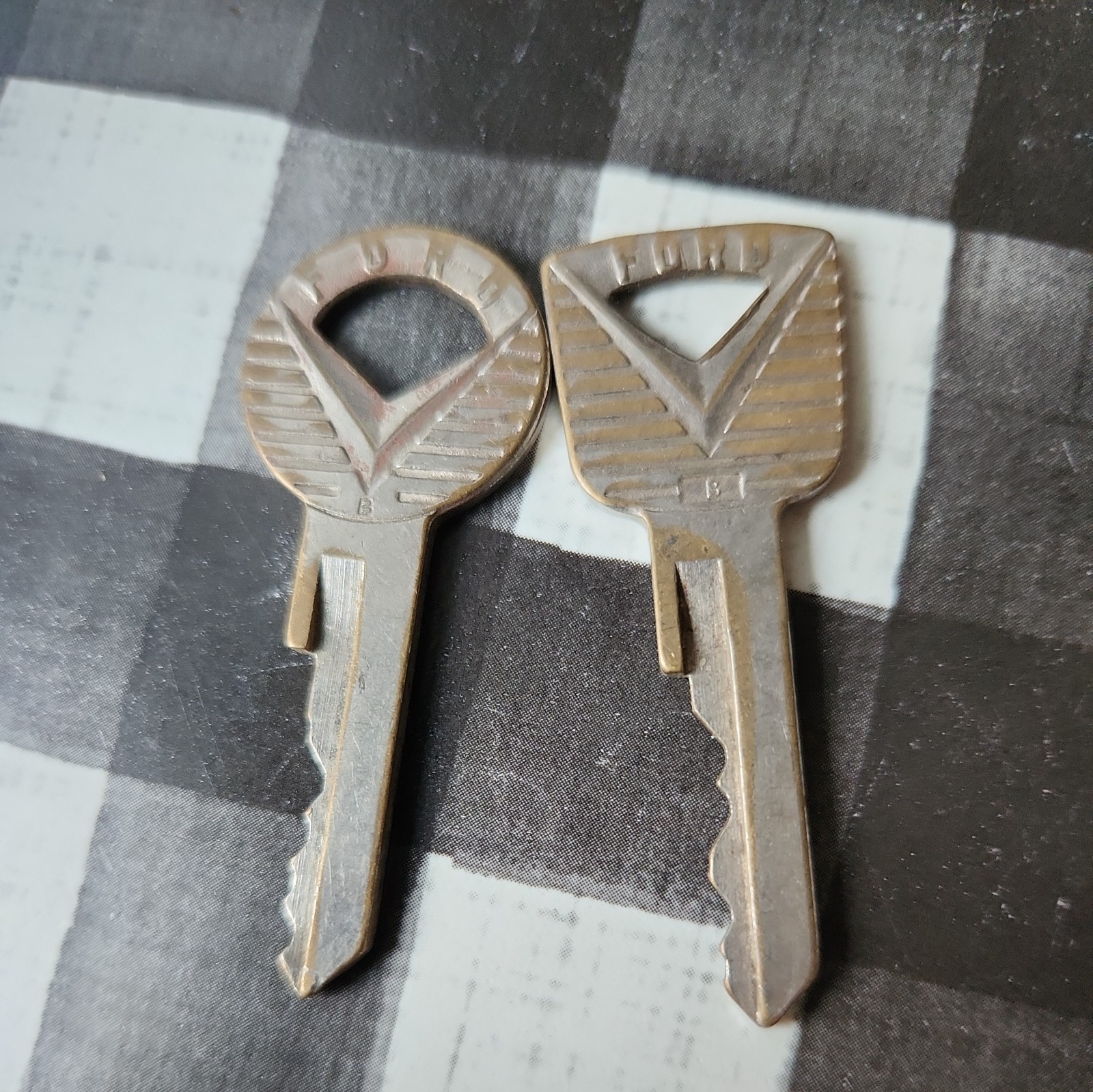 VINTAGE FORD IGNITION KEY AND DOOR KEY B