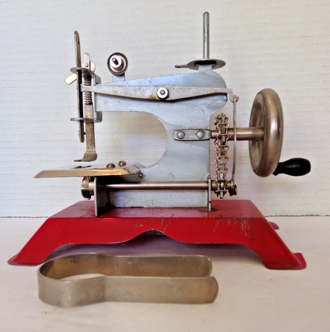 Vintage Child\'s Sewing Machine Nice and Clean Wisconsin Estate Reduction