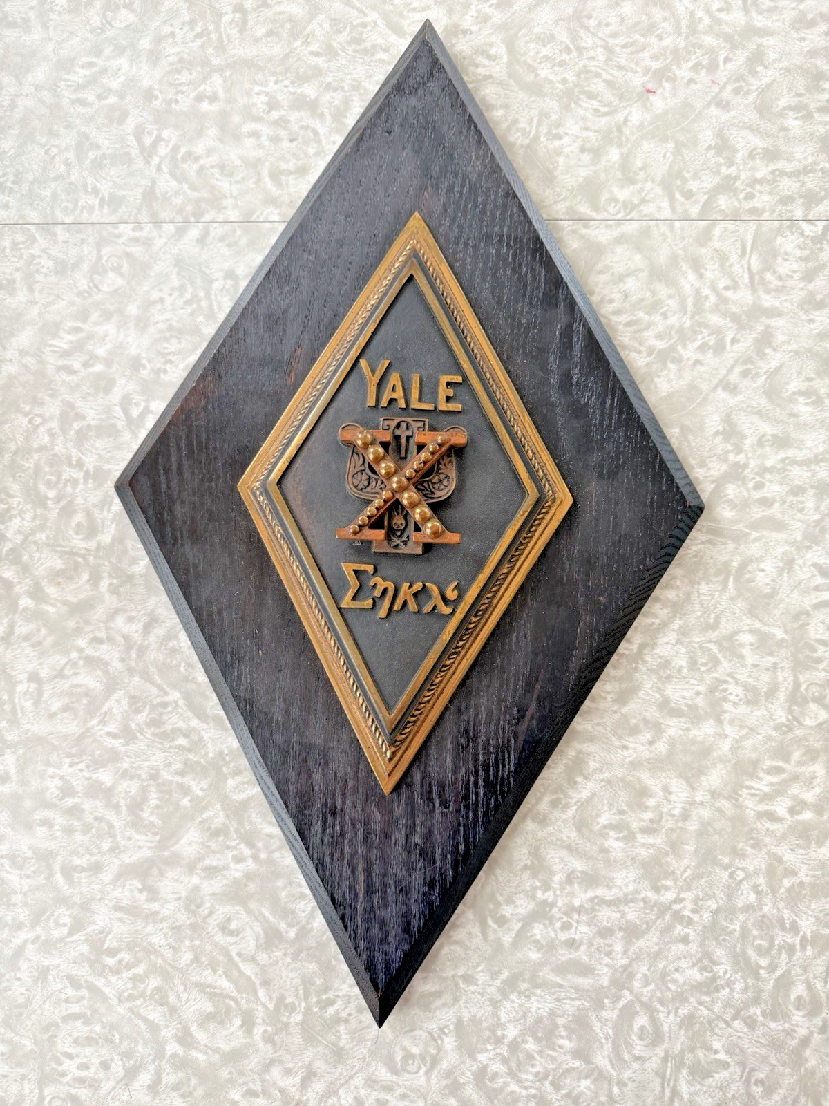 RARE 1929 VINTAGE YALE UNIVERSITY CHI PSI FRATERNITY WOOD METAL PLAQUE